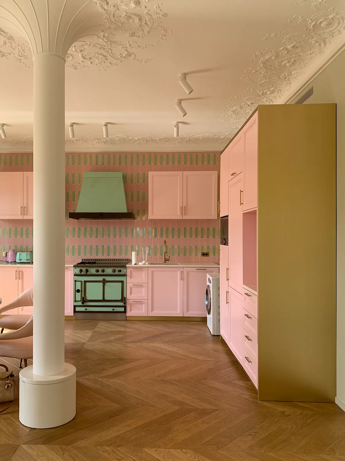 Appartement privé, mobilier en staff