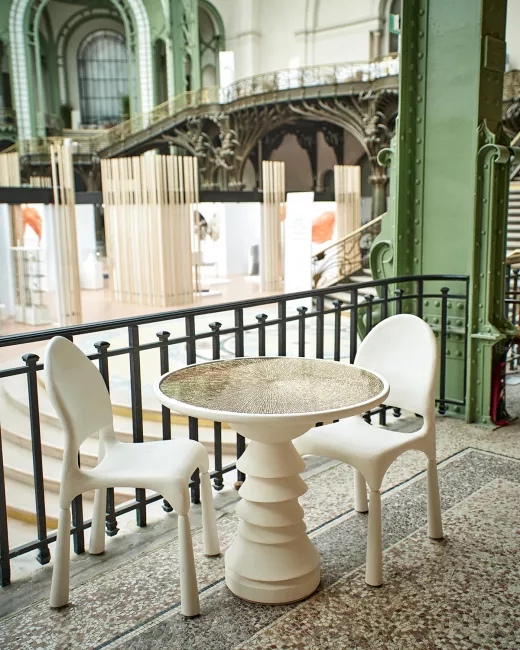 Table et chaise en staff pour le Salon Révélations